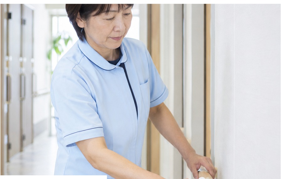 総合病院で日常清掃を行うスタッフ