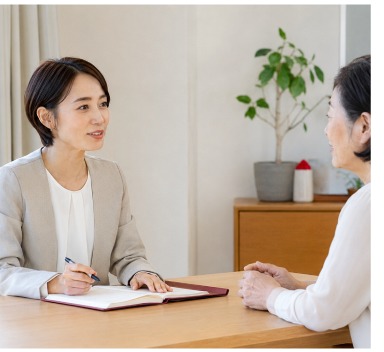 現場で説明するスタッフ