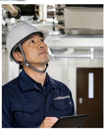設備を点検するスタッフ